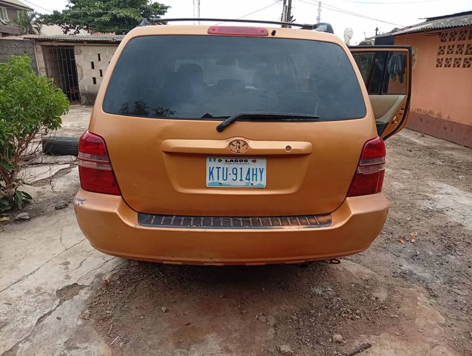 A picture of Toyota highlander 04