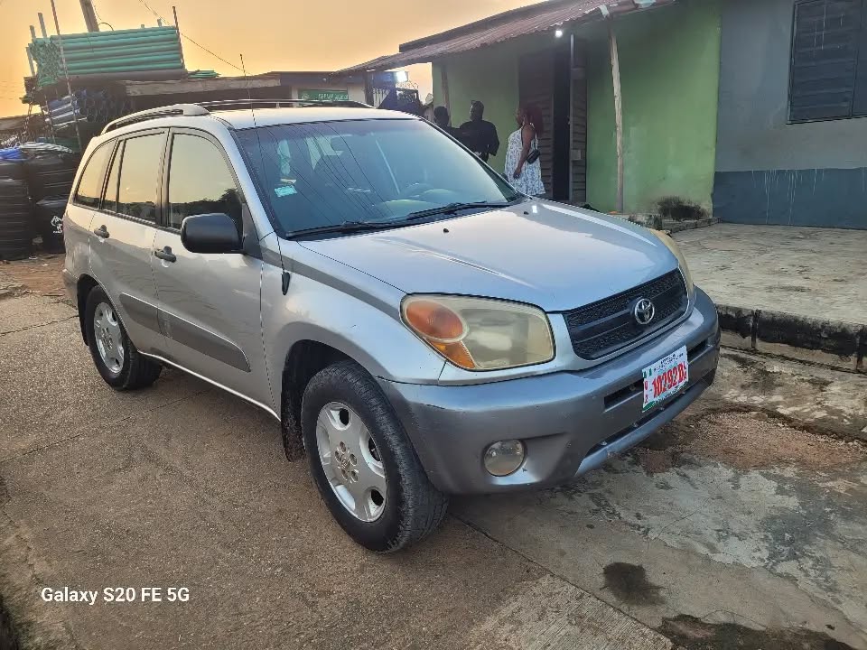 A picture of BEARLY USED SUPER CLEAN TOYOTA RAV4 06 FIRST BODY PAN