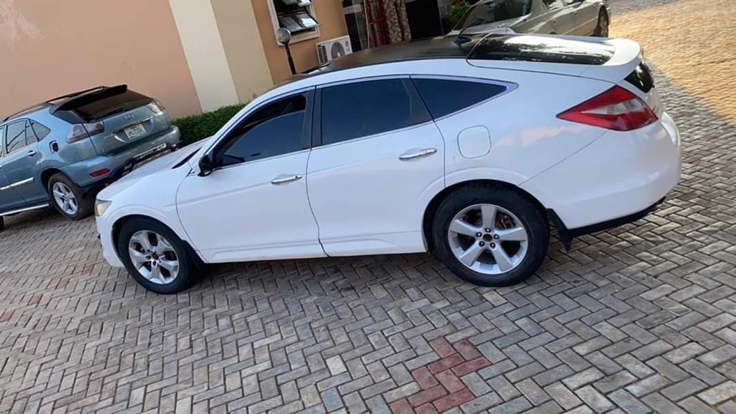 A picture of Very clean and sound Honda Crustour Full option With back