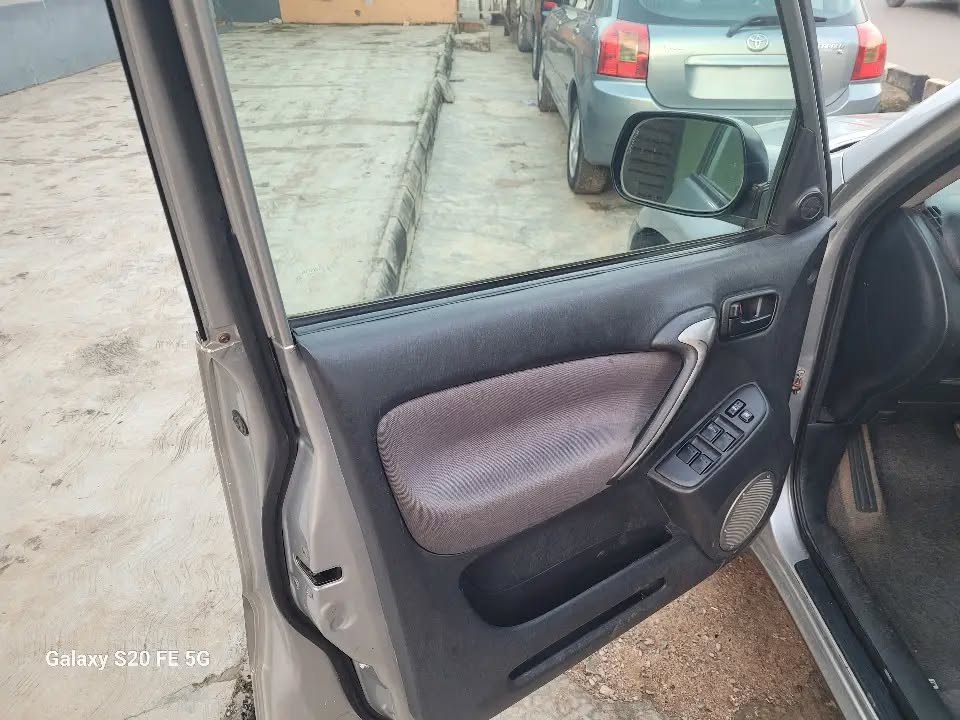 A picture of BEARLY USED SUPER CLEAN TOYOTA RAV4 06 FIRST BODY PAN