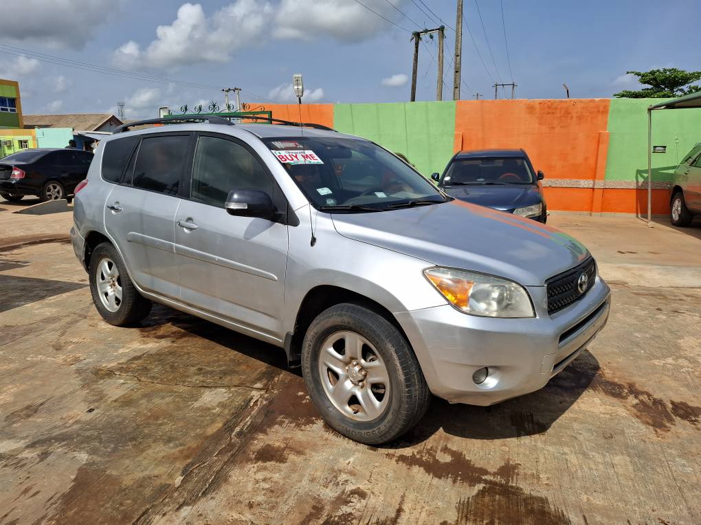A picture of Toyota Rav4 08 v6 08025508383