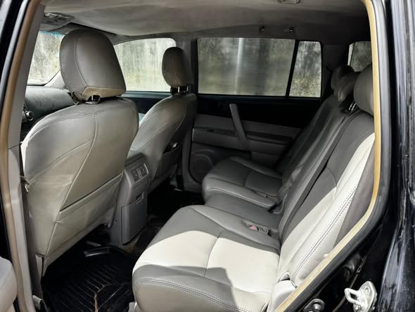 A picture of Super deal 08 toyota highlander 3row seats Sharp engine and