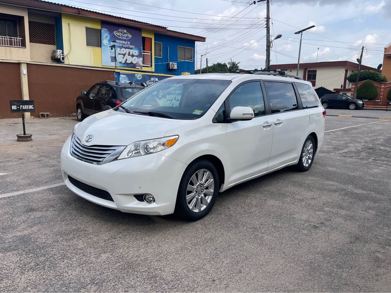 A picture of TOYOTA SIENNA 2013 XLE LIMITED TOK