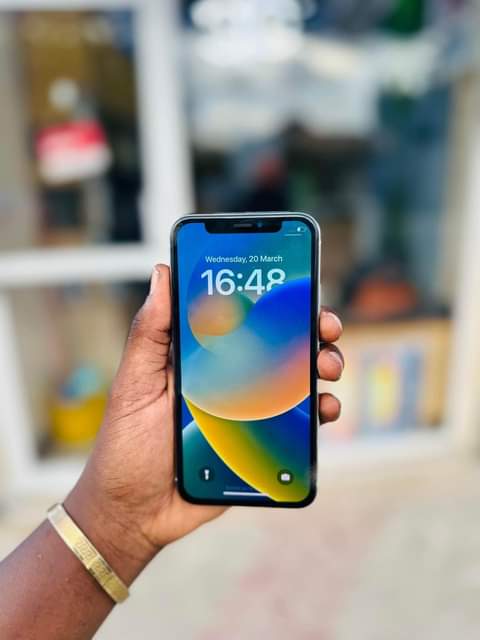 A picture of Iphone xs gb 256