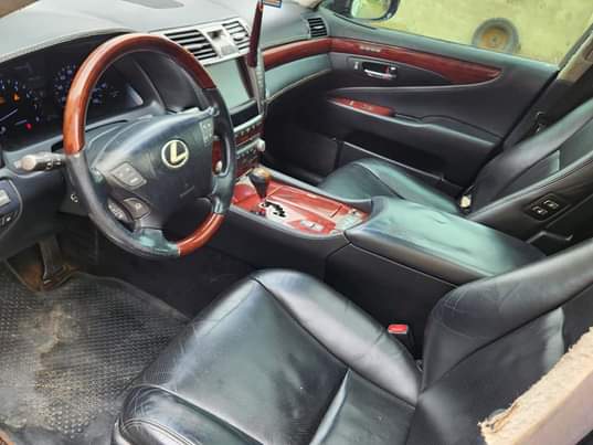 A picture of LEXUS LS460