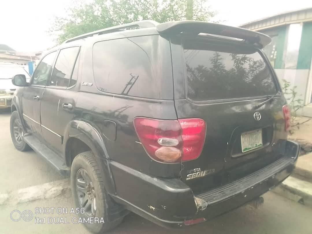 A picture of 2004 Toyota sequoia