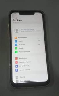 A picture of Android version of iPhone 13 pro Max