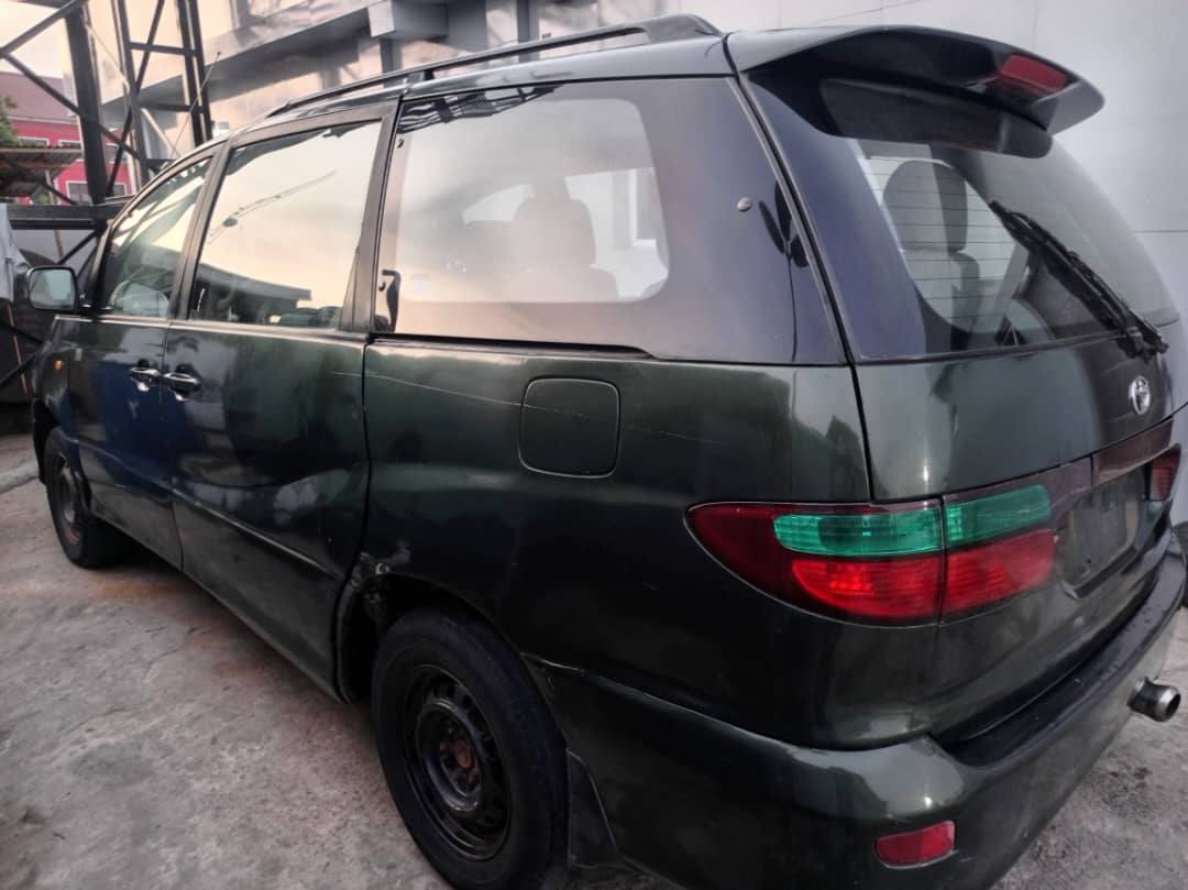 A picture of Toyota previa 04 going for 4.6m 