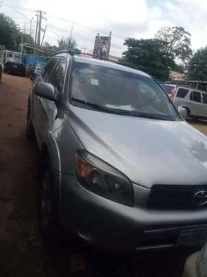A picture of 2007 Toyota RAV 4 4plug