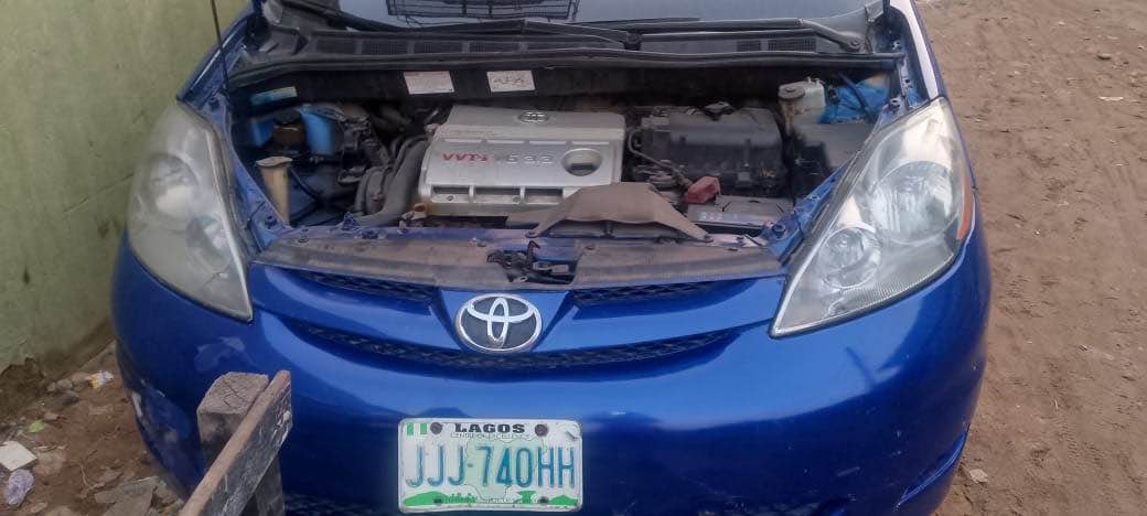 A picture of Toyota sienna 06