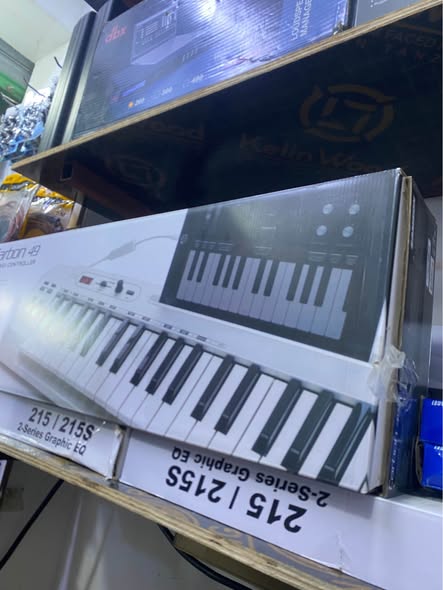 A picture of Studio mid keyboard Samson carbon 49