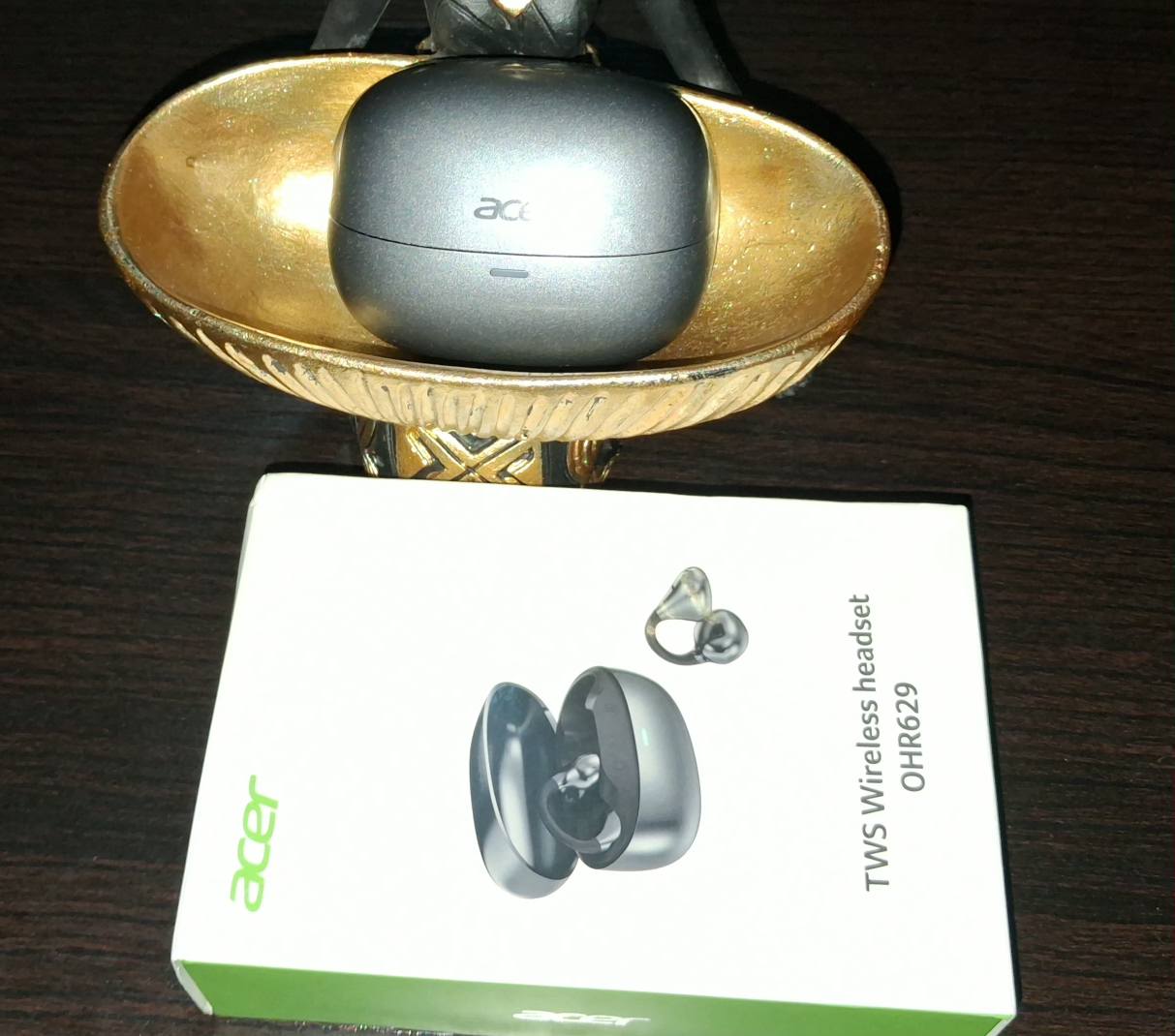 A picture of Acer earbuds