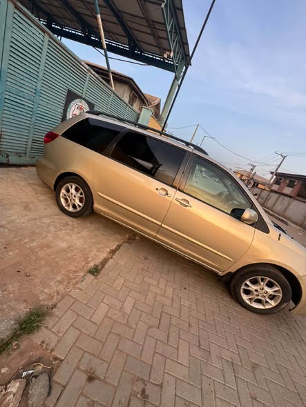 A picture of 2006 Toyota sienna