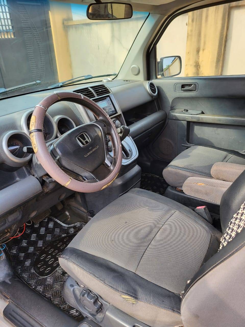 A picture of Honda element 2005