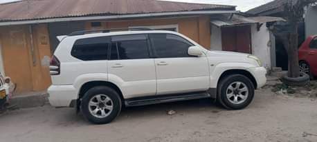 A picture of TOYOTA LAND CRUISER PRADO BEI.............18M 068220087760
