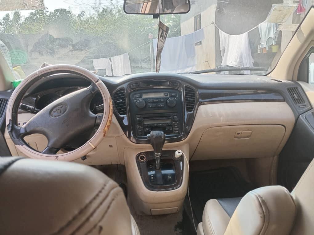 A picture of Toyota Highlander 03 04 model buy an drive price 4m