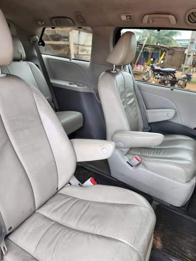 A picture of Lesser than 2years used xle 2013 toyota sienna..Barely driven..100 firstbody