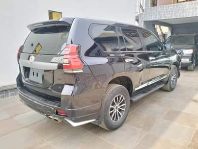 A picture of Land cruiser Prado 2012