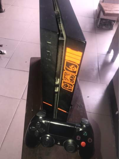 A picture of PS 4 FAT FOR SALE WITH 5 GAMES