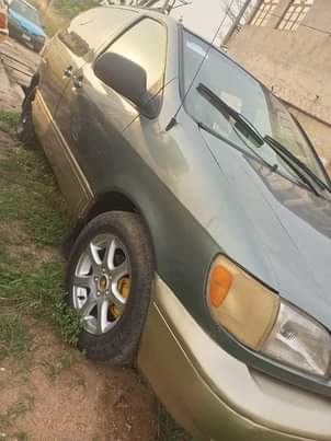 A picture of Toyota Sienna 99 model