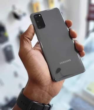 A picture of Natoa samsung galaxy s20 ina creack kwmye mfuniko wa nyuma