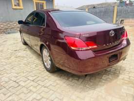 A picture of Toyota Avalon 07