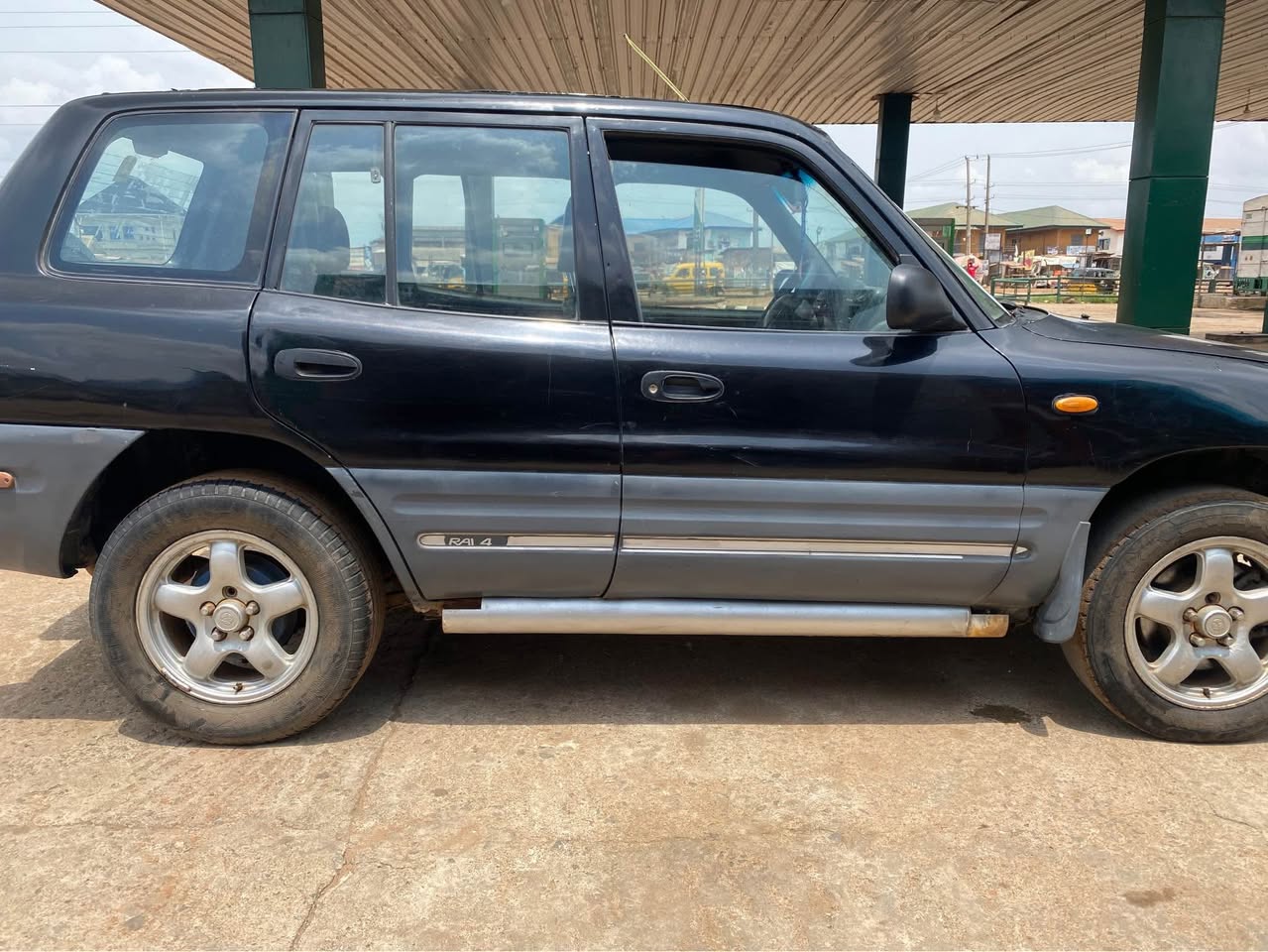 A picture of Rav4 1999