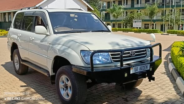 A picture of Toyota land cruiser 100 series for sale
