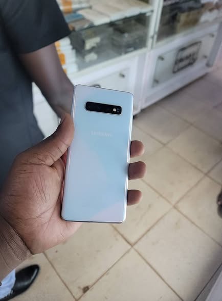 A picture of Samsung galaxy s10plus 128gb 8gbram on screen fingerprint at only
