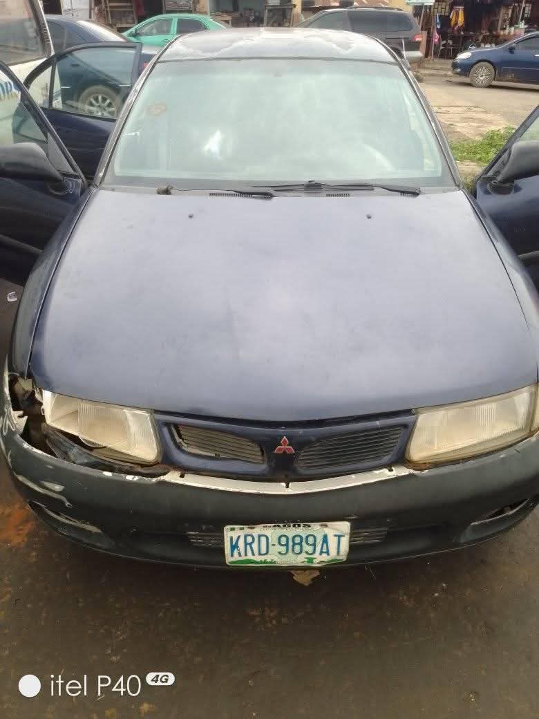 A picture of 2000 Mitsubishi carisma 2000