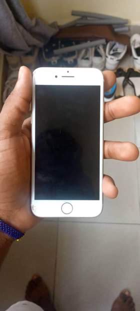 A picture of iPhone 7plain 32gb 160k