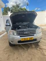 A picture of Ford Everest 2012