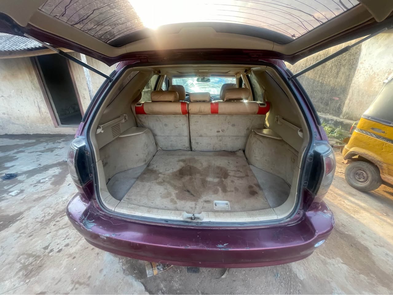 A picture of Lexus rx 300 2000 model