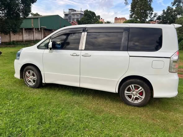 A picture of Toyota Noah si 28m money needed