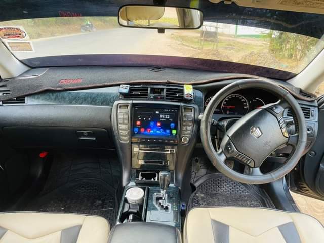 A picture of TOYOTA CROWN