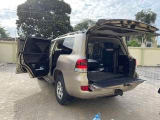 A picture of TOYOTA LAND CRUISER V8