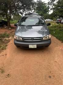 A picture of 1999 Toyota Sienna