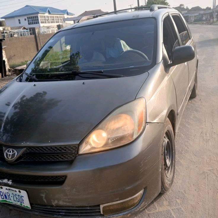 A picture of 2005 Toyota sienna