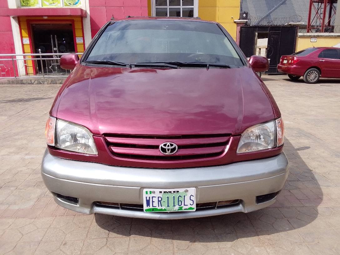 A picture of Toyota sienna 2003