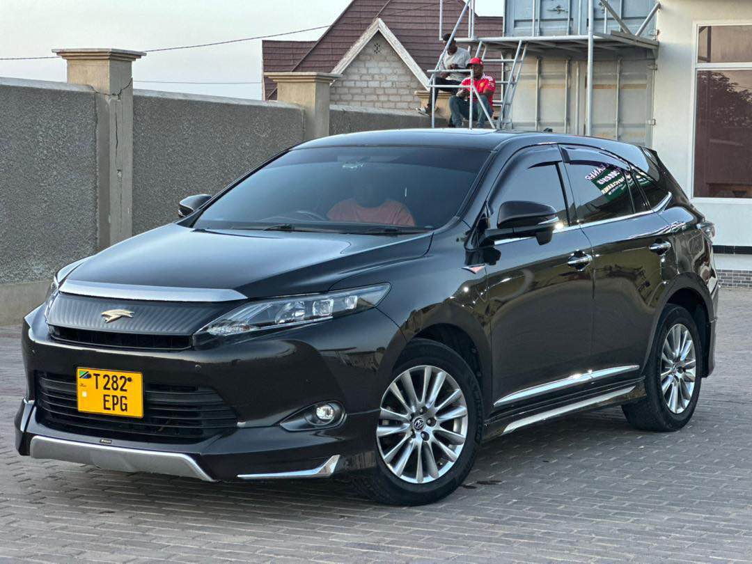A picture of BADO IPO TOYOTA HARRIER NEW Year 2015 Cc 1986 Full