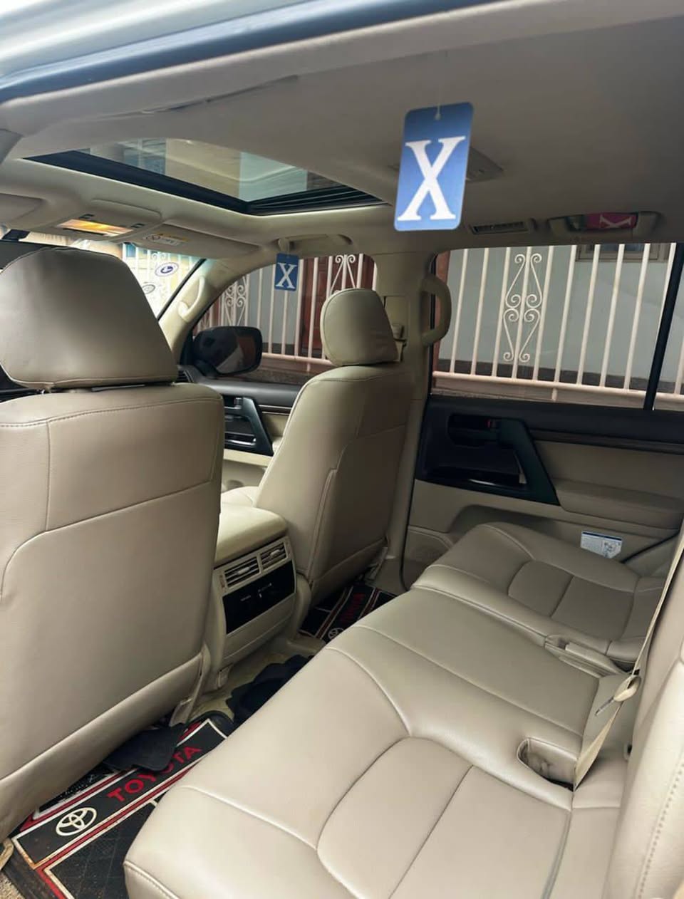 A picture of Toyota Landcruiser on sale