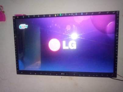 A picture of 3 900W LG Home Theater System with 32 Flatscreen TV