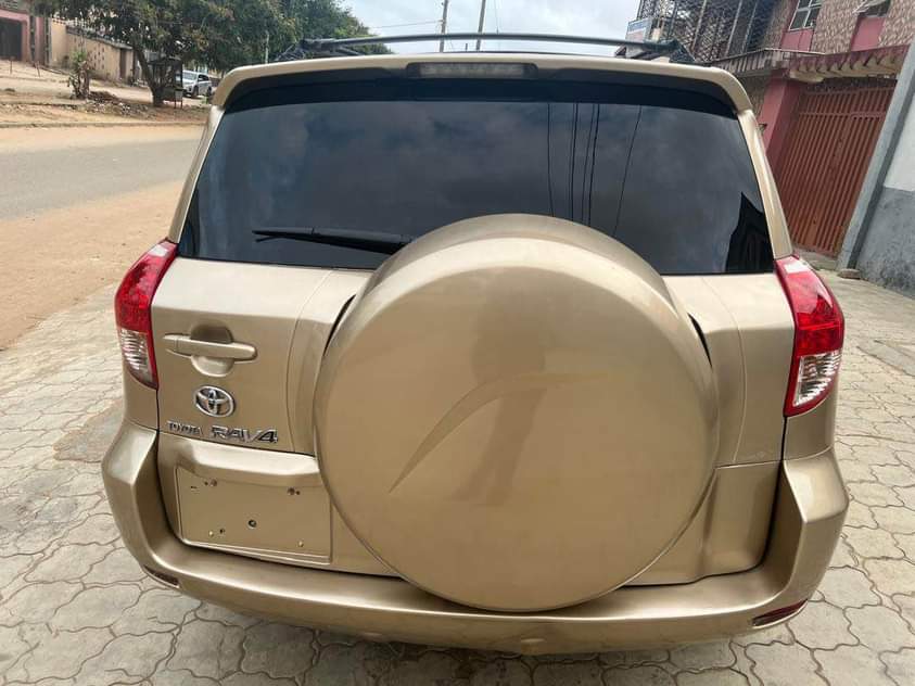 A picture of Toyota Rav 200