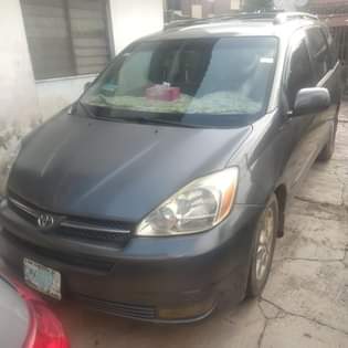 A picture of Toyota Sienna 2005