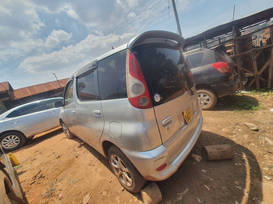 A picture of Toyota Funcargo 1 3cc