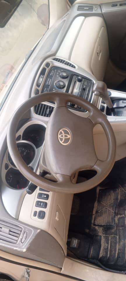 A picture of Toyota Highlander 05
