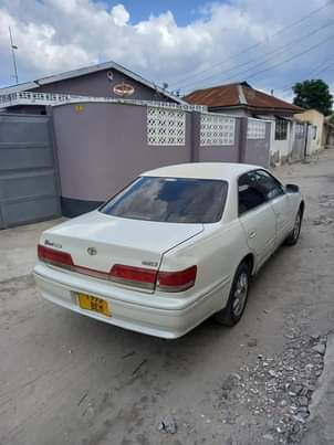 A picture of TOYOTA MARK ll GRAND