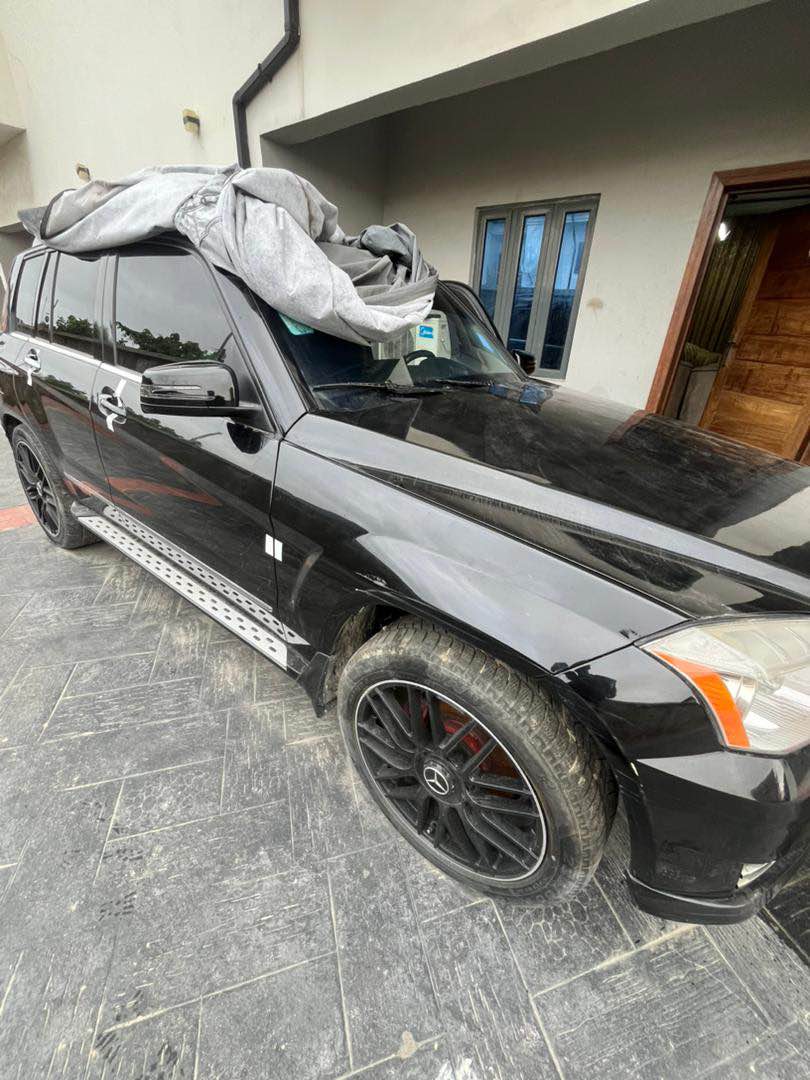 A picture of 2010 Neat Mercedes GlK 350 engine smokes