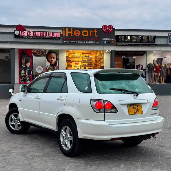 A picture of TOYOTA HARRIER 255 77757 8138