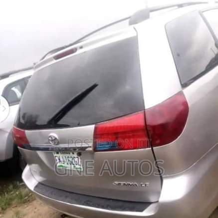 A picture of 2005 Sienna Toyota 7